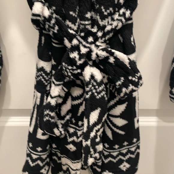 NWT Pink super soft and comfy black and white pattern short robe xs-s - Picture 6 of 6